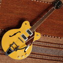 60年代後半に僅か2年のみ生産された、あのGretsch RALLYがSTREAMLINERシリーズで復活!! オリジナルはエフェクトを搭載したギターでしたが、こちらはシンプルで実用的なスペックを採用。 独特のカラーリングに薄型のダブルカッタウェイボディーとPGのコンペティションストライプが当時の雰囲気を感じさせます。 (メーカーサイトより) G2604T Streamliner Rally 2 Center Block Double-Cut with Bigsby は、Gretschの過去の名機を現代に蘇らせたモデルです。 G2604Tのサウンドは、2基のSuper HiloTronハムバッカーによって駆動され、プレイヤーがグレッチに期待する透明感と煌びやかなトーンを、往年のHiloTronTMピックアップよりも高い明瞭度と高出力でよりパワフルに実現しています。 マホガニーセンターブロックはボディの長さに合わせてチェンバー加工されており、トップを補強しながらも不要なフィードバックを効率的に抑え込み、大音量のロックパフォーマンスにおいても快適な演奏が可能です。ネックとブリッジピックアップのボリュームコントロール、マスタートーン、マスターボリューム、3ウェイピックアップスイッチングといった伝統的なコントロール構成により、Streamlinerのパワーとトーンが存分に引き出されます。 白いバインディングを施したナトーネックは、エレガントなパーロイドNeo-Classicサムネイルインレイと22本のミディアムジャンボフレットを配した12インチラジアスローレル指板を備え、コード弾きや激しいリフプレイに最適な薄めのUシェイプを採用しています。 BigsbyライセンスのB70 Vibratoテイルピースを搭載し、演奏に妖艶な輝きと表情を加えます。 Gretsch G-Arrowラジオコントロールノブ、エレガントなエイジドホワイトバインディングとブラックパーフリング、ヴィンテージスタイルのラリーストライプがあしらわれたプレキシピックガードとトラスロッドカバー、アーチドラミネートメイプル構造といったクラシックなレトロスタイルをフィーチャーしています。一度手にしたら手放せなくなるG2604Tは、ロックンロールの黎明期からプレイヤーたちの賞賛を受けて来たサウンドと、クラシックなスタイルを併せ持っています。ヴィンテージの美しさと、モダンな演奏性とパフォーマンスを兼ね備えたG2604Tは、高品位な楽器を求めるギタリストのために設計されています。 FEATURES Super Hilo’Tron ピックアップ ダブルカッタウェイの16インチアーチドメイプルボディ、チェンバードマホガニーセンターブロック パーロイドNeo-Classicサムネイルインレイと22本のミディアムジャンボフレットを配した12インチラジアスローレル指板 Gretsch G-Arrowラジオコントロールノブ ヴィンテージスタイルのラリーストライプがあしらわれたプレキシピックガードとトラスロッドカバー Bigsby B70 Vibratoテイルピース General シリーズStreamliner カラー Rally Green Neck ヘッドストックバインディング ネックNato ネックフィニッシュGloss ネックシェイプThin ”U” ネックSet-Neck フィンガーボードラジアス12” (305 mm) フィンガーボードの素材Laurel ポジションインレイPearloid Neo-ClassicTM Thumbnail サイドドット フレット数22 ナットSynthetic Bone ナット幅1.6875” (42.86 mm) ナットの素材Synthetic Bone ボディLaminated Maple ボディフィニッシュGloss ボディシェイプStreamlinerTM Center Block ボディトップArched Laminated Maple ボディバインディングAged White with Black Purfling ボディバックArched Laminated Maple BODY STYLEGretsch Center Block Guitars ボディ素材Laminated Maple CUTAWAYDouble Cutaway ブレイシングCenter Block ウェイスト9.75” (248mm) SOUND HOLEF-Holes, Bound ブリッジAnchored Adjusto-Matic ブリッジカバー/テイルピースBigsby B70 BRIDGE MOUNTINGAnchored ピックガードSilver Plexi w/ Black Gretsch Logo ＆ Rally Green Rally Stripes ピックアップカバーNickel コントロールノブGretsch Radio G-Arrow ハードウェアフィニッシュNickel チューニングマシーンDie-Cast ストリングNickel Plated Steel (.010-.046 Gauges) ストラップボタンStandard icon specs Electronics ブリッジピックアップSuper Hilo’Tron ネックピックアップSuper Hilo’TronTM ピックアップコンフィギュレーションSuper HiLo’Tron / Super HiLo’Tron コントロールVolume 1. (Neck Pickup), Volume 2. (Bridge Pickup), Master Volume, Master Tone スウィッチ3-Position Toggle: Position 1. Bridge Pickup, Position 2. Bridge and Neck Pickups, Position 3. Neck Pickup ギグバッグ、保証書付属