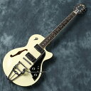 Duesenbergの看板機種　Starplayer TV 人気のVintage White ディーター・ゲルスドルフ氏によって開発され、現在はドイツ北部に位置するハノーファー工場で生産されるDuesenbergギター。20世紀初頭に流行した芸術様式”アール・デコ”に影響を受け、幾何学的な図形を基調としたデザインが特徴的です。出荷されるギターはすべて、コンピュータ制御のリペアマシン”PLEK”による非常に精度の高い調整を受け、万全なコンディションに仕上げられます。 こちらはDuesenbergのフラッグシップモデル”Starplayer TV”のヴィンテージホワイトカラー。 落ち着いた上品なホワイトカラーにスパークリングゴールドのピックガードが非常にゴージャスな一本。 パーツはピックアップ、ペグ、トレモロユニットにいたるまですべてDuesenbergオリジナル。機能性はもちろん、全体に統一感のあるデザインも素晴らしいです。 マテリアルはメイプルを基調に、指板にインディアンローズウッド、ボディトップにはスプルースを使用。 セミホロウボディを採用しているためアコースティックな鳴りが気持ちよく、アンプを通しても程よいエアー感が。 ピックアップはフロントにDuesenbeg製Domino P-90、リアにGrand Vintage Humbuckerという組み合わせ。P-90とHBの組み合わせ、なかなか珍しいかもしれませんが大いに”アリ”な組み合わせです。リアの線の細さ、フロントのモコつきをシングルとハムの組み合わせで上手く補い合っています。 また以外と知られていないのがStarplayer TV特有のSW周辺回路。 3WAY-SWのフロント、リアポジションではそれ単体のピックアップのサウンドを出力しますが、ハーフトーン選択時にはリアP.Uがコイルタップされたサウンドをミックス。 それに加え、リアP.Uからの出力ラインに直列に接続されたキャパシタによってハイパスフィルタを構成。これにより低域が程よくカットされたシングルコイルP.Uのようなブライトなサウンドが出力されます。 また、Volume Potにもハイパス回路が構成されているため、これだけでかなりサウンドのバリエーションが広がります。 見て良し、弾いてなお良し!! ぜひ一度手にとってみて下さい、そのまま手放せなくなるかもしれませんよ。 ※商品写真はサンプル画像です。実際の商品は木目・色合い、パッケージ等異なる場合がございます。 ※製品の価格・仕様は予告なく変更になる場合がございます。 Neck Joint: Set-in Wood: 1-piece maple Width: 42,5 mm / 1.67” (nut), 52 mm / 2.05” (12th fret) Shape: D Fingerboard: Indian rosewood, radius 30,5 mm / 12” Inlays: Pearloid dots Frets: 22 jumbo Scale length: 648 mm / 25.5” Body Type: Semi-hollow with sustain block, bent sides, f-hole Top: Laminated spruce Back, sides: Laminated flamed maple Pickguard: Gold-sparkle Finish: PUR lacquer . Back and sides trans-black. Tuners: Duesenberg Z-Tuners, ”Art Diego” buttons Bridge: Duesenberg steel saddle bridge Tremolo: Duesenberg Deluxe Tremola Strings: Duesenberg DSA10 (010-013-017-028-042-050) Pickup (neck): Duesenberg Domino P-90 Pickup (bridge): Duesenberg Grand Vintage Hum bucker Wiring: 1 volume, 1 tone, 3-way pickup selector 純正ハードケース、保証書付属 【こちらはお取り寄せ商品です】 ※こちらの商品はお取り寄せ商品となります。メーカー在庫状況によりお時間を頂く場合がございます。 ※商品写真はサンプル画像です。実際の商品は木目・色合い、パッケージ等異なる場合がございます。 ※製品の価格・仕様は予告なく変更になる場合がございます。