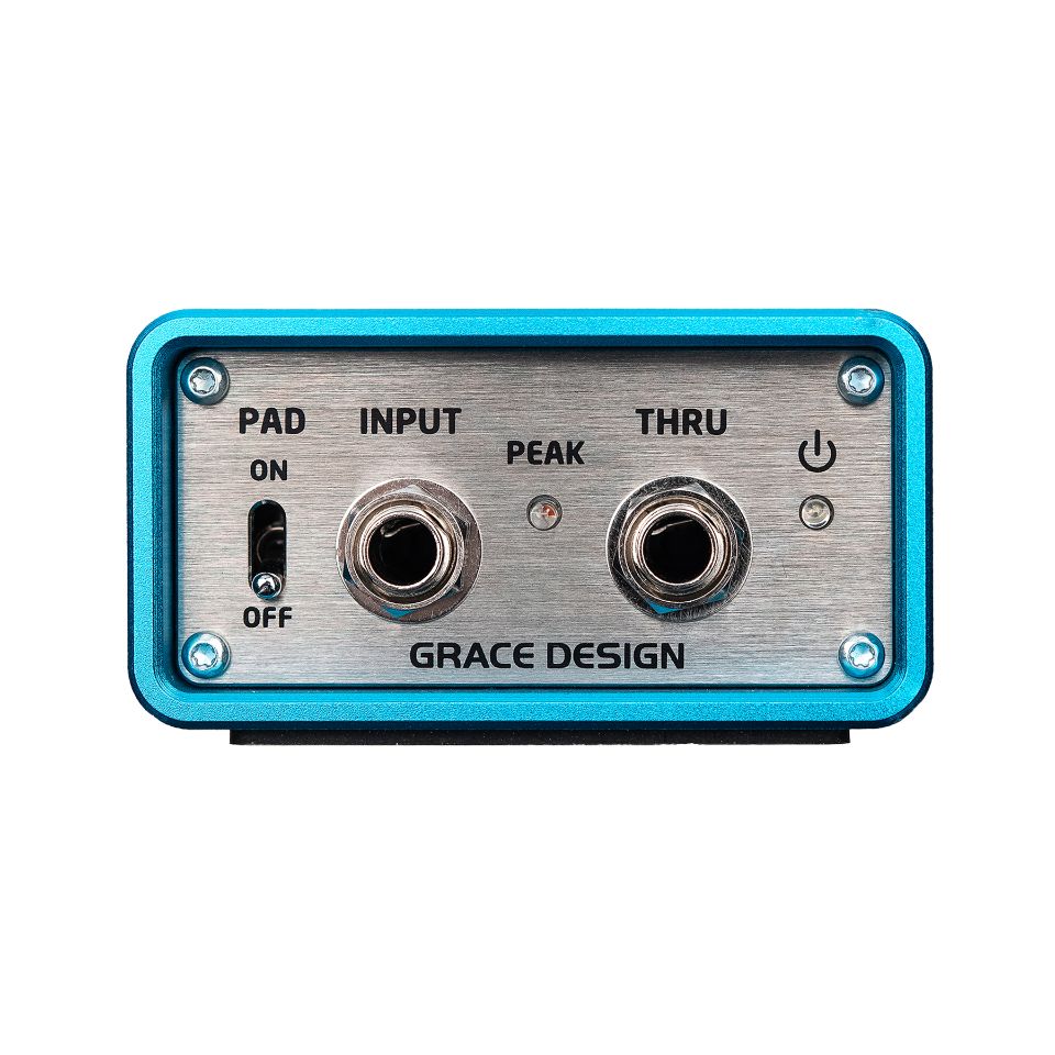 こちらの商品は【Recording Proshop Miyaji (RPM)】の取り扱い商品です。 お電話でのお問い合わせは03-3255-3332まで。 【製品概要】 GRACE design m303は、次世代のオーディオパフォーマンス達成のために開発されたアクティブDI(ダイレクトボックス)です。 革新的なパワーサプライの設計により、比類ないヘッドルームとダイナミックレンジを達成。 さらに、カスタム巻きのLundahl社製のトランスフォーマーが、ハイグレードな低域の明瞭さと高域のディテール再現に貢献します。 美しいエレガントブルーの筐体は、1/4インチ厚のアルミニウム押出しシャーシを採用しており、長期間の使用に耐える堅牢性を兼ね備えています。 このサウンドは本物です。 高品位なライブ・ステージ用DIとして。 m303はスタジオレコーディング用のDIとして、最も高品位なサウンドを提供します。 細部まで生き生きとしたサウンドとなり、低域の明瞭さをパーフェクトに保つことができます。 これにより、後段での処理（サチュレーション、コンプレッション、EQなど）がより効果的となり、より良いレコーディングとミックスを実現します。 ミュージシャンやエンジニアが探し求めていた、高音質DIの新たなスタンダードです。 高音質レコーディング用のスタジオDIとして。 m303はスタジオレコーディング用のDIとして、最も高品位なサウンドを提供します。 細部まで生き生きとしたサウンドとなり、低域の明瞭さをパーフェクトに保つことができます。 これにより、後段での処理（サチュレーション、コンプレッション、EQなど）がより効果的となり、より良いレコーディングとミックスを実現します。 ミュージシャンやエンジニアが探し求めていた、高音質DIの新たなスタンダードです。 カスタム巻のLundahlトランスを採用 Lundahlはプロオーディオ向けのハイエンド・トランスにおける世界的メーカーであり、m303が追求した高いサウンド基準を満たすことができるベストな選択でした。 カスタム巻のLundahlトランスフォーマーにより、驚くべき低域の明瞭さと美しい高域のディテールを、圧倒的なローノイズ性能をもって出力可能です。 ※最新の動作環境、OS対応状況についてはメーカーサイトにてご確認ください。 ※製品の仕様・性能、外観、付属品、価格、発売日等は予告なく変更となる場合があります。