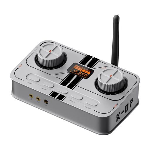 【ゲームと音楽を極める多機能DACアンプ】K7はHiFiヘッドフォンオーディオファンと音楽愛好家の両方のために設計され、デスクトップオーディオシステムを構築するための強力なハブとして機能します。音楽鑑賞、ゲーム、仕事などあらゆるシーンで優れたパフォーマンスを発揮します。特にゲームにおいては、足音、落ち葉、銃声などの微細な音も正確にキャプチャでき、敵の位置を素早く判断可能です。ノイズキャンセリングマイク機能で、オンライン対戦でもクリアな音声を実現します。多くの一般的なゲーミングサウンドカードでは対応できない高精度なデコード性能により、圧倒的な臨場感と没入感を提供します。 【オーディオマニアグレードのチップセット】AK4493SEQ DAC、XMOS XU208 USBプロセッサ、TPA6120ヘッドフォンアンプを搭載したK7は、PCM 384kHz/32ビットおよびDSD256までの高解像度デコードをサポートします。最大2100mWの出力で、要求の厳しいヘッドフォンを簡単に駆動します。 【包括的な接続性】 USB-C、同軸、光、Bluetooth aptX HD/LL、3.5mmマイク入力に対応。