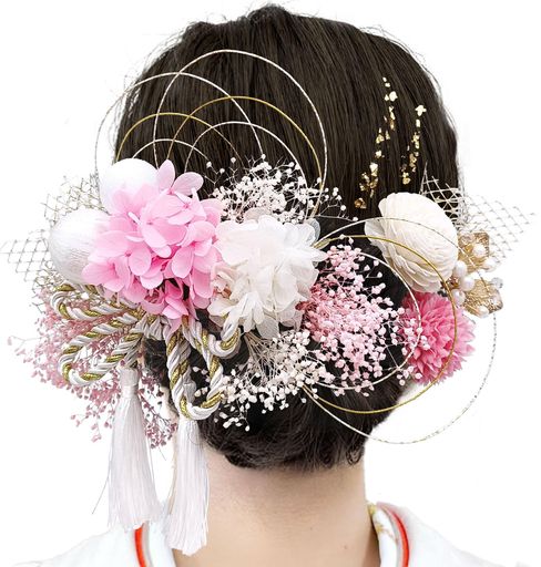 【ユニークなデザイン】このヘアアクセサリーは柔軟なデザインで、様々な髪スタイルや和服スタイルに合わせて調整でき、伝統的なスタイルから現代的なスタイルまで、完璧にマッチします。 【選び抜かれた素材】髪飾りの素材は高品質なドライフラワーと装飾を使用しており、耐久性と美しさを兼ね備えています。金の装飾は高尚で華やかな印象を与え、全体に贅沢感を加えます。白のドライフラワーは軽やかさと柔らかさを加え、華やかさの中に優雅さを失わず、上品さを保ちます。花弁の紋理から金属装飾の輝きまで、職人の秀逸な技量が感じられます。 【簡単装着】U型のヘアピンで髪に簡単に丈夫で固定できます。多様な髪型に完璧にフィットします。複雑な工具やどんな技術も必要ないだけで装着できます。 【ギフトに最適】この髪飾りは装着者の個性とセンスを表現することができます。ご自身で使用する場合も、ギフトとしても最適です。 【多様なシーンで活躍】この髪飾りは結婚式、成人式、七五三などの重要な行事で装着するだけでなく、日常生活でも和服のアクセントとして適しています。さまざまなシーンに適して、装着者の気質を引き立てることができます。