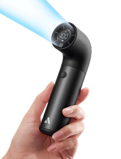 【ターボストリームデザイン】 Aecoolyターボハンドファンは、機能美を兼ね備えたストリームライン形状。スリムボディと握りやすい設計で、ハイキング・ビーチ・夏祭りなどアウトドアに最適。強力なターボモーターが高速気流を生成し、即効冷却を実現。機能性とスタイリッシュなデザインが融合した次世代クーリングギア。 【即冷性能】 Aecoolyミニファンは最大19,000回転/分のターボモーターを搭載。最大風速11m/sの卓越した冷却性能で、猛暑日や運動後でも瞬時に強風を循環。圧倒的な涼風が周囲温度を急冷し、灼熱環境から解放する「体感クールダウン」を提供。 【6段階デュアルモード】 4段階「快適微風モード(P)」と2段階「強力冷却モード(H)」を搭載。穏やかなそよ風から集中冷却まで、シーンに応じて風量を最適化。ワンタッチで効率的な快適空間を創出。 【スマートLED表示画面】 明るいLED画面で「風量・モード・バッテリー残量」を一目確認。屋内/屋外を問わず視認性抜群のユーザーフレンドリー設計。 【贈り物に最適な高級仕様】 エレガントなデザインと上質包装が、誕生日・記念日・暑中見舞いの贈り物を格上げ。