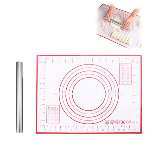 🌟【こね台&amp;めん棒セットがキッチンの相棒に】マットの精密目盛り(1cm間隔)で生地サイズが即確認。ステンレスめん棒で木製/プラスチック製品の「粉混ざり」「カビ発生」問題を完全解決!(ご受品にご不明な点がございましたら、どうぞお気軽にお問い合わせください。) 🧼【麺棒滑らかで使いやすい】シームレス設計により生地がべたつかず、力加減が簡単にコントロールできます。軽量なグリップで手に馴染み、パンや餃子の皮を均一に伸ばす作業がスムーズです。 💛【衛生的でお手入れ簡単】表面が汚れや臭いを吸着しにくく、水洗いや食器洗い機で手軽に清潔を保てます。調理後のメンテナンスがラクで、時間を節約しながら衛生管理をサポートします。 ✨【多機能使用】ステンレスめん棒はピザ、パスタ、お菓子作りに最適。同梱の赤色こね板は防滑設計で生地がズレず、鮮やかな色調が生地の状態を確認しやすいのが特徴。精密な目盛り付きでサイズ調整も正確!調理効率アップ! 🎈【軽量で快適なデザイン】麺棒約25cm,で収納や操作が楽です。エッジは丸みを帯びて手に優しく、長時間の作業でも疲れにくい、家庭のキッチンにぴったりのデザインです。