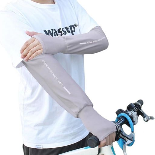 【サイズ】:全長約46cm 手の甲部分約11cm 腕部分約35cm ※腕の上端にゴムが付きので、滑り落ちにくい。 【UVカット率99%・UPF50+】UVカット率99%・紫外線保護指数は最高ランクのUPF50+!親指通し穴付きなuvカット アームカバーので手の甲までしっかりカバー。皮がむける状態に逃げる。皮膚が赤くならない。 【接触冷感−5°C !】ひんやり涼しい冷感アームカバー、接触冷感で涼しく快適です。接触冷感材質を採用して、水や汗で濡れると気化熱の作用により冷却効果があり、肌と接触した瞬間に温度を3-5度を下がる涼しいと感じます。夏のお出かけには不可欠なアイテムです。 【爽やかな肌ざわりを保ち】通気性のよいレーヨン素材で長時間着用しても蒸し暑くないで、いつでも爽やかな肌ざわりを保ちます。腕部分はゆったりとしたデザインで、いやな虫をシャットアウト。 【アウトドア必需品】サイクリング、野球、お釣り、運転、バスケットボールなどの野外活動時に必要。屋外での作業や野外活動をするときには、腕カバーが肌の保護を強化できます。