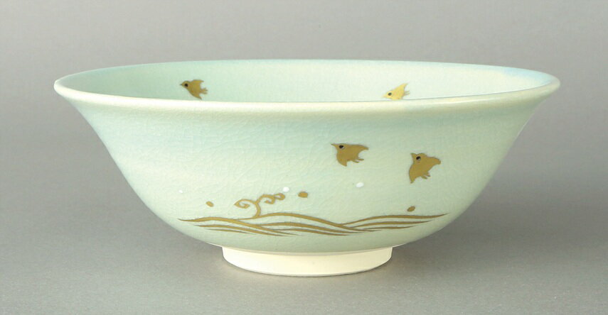 薄青釉　金彩　波に千鳥図　 平茶碗