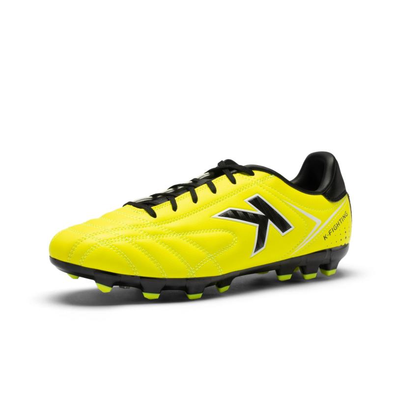 [ケルメ] の男性用人工芝サッカーシューズ、若いアスリート向けに調整され、換気性の高いアンクルサポートでフットサル対応
