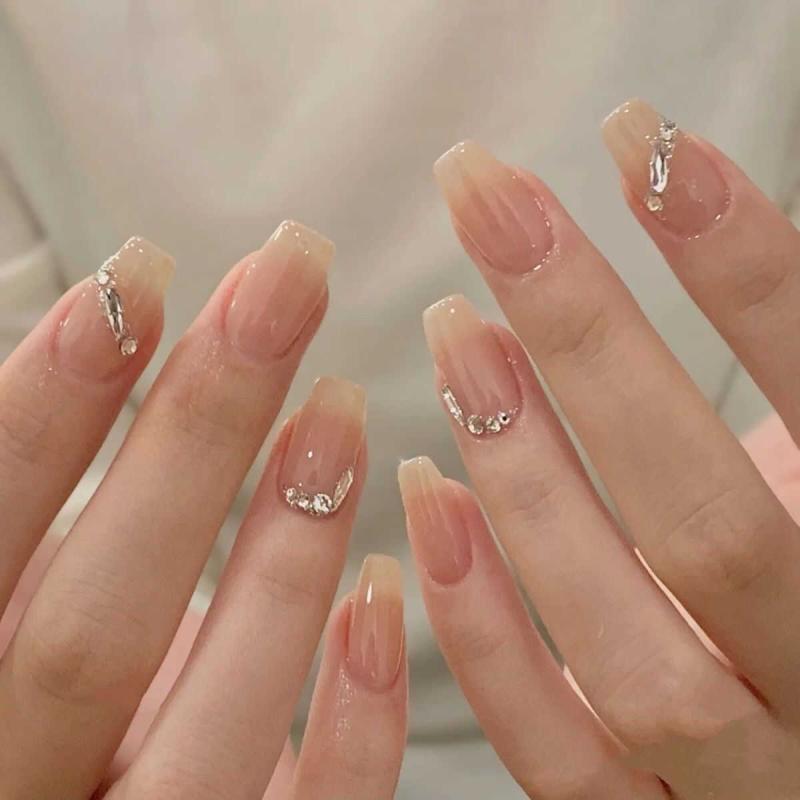 ネイルアート　かわいい にの 光線 療法 ネイルアート パッチ ハイエンド ヌードカラー 完成 品 取り外し 可能 台形 ショート 学生 着用 ネイル