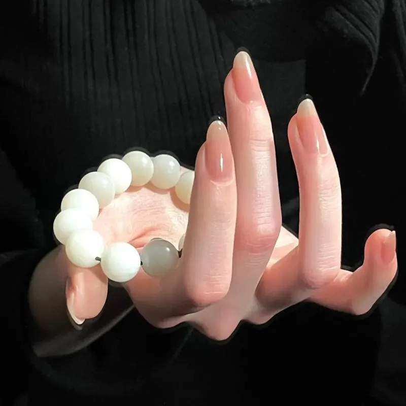 ネイルアート　かわいい の ウェアラブル ネイル Zhen Huan 同じな 色の ヌード ネイルアートが 完成 しました 甘露 寺 ホワイトニング つけ 爪 長持ち 取り外し 可能