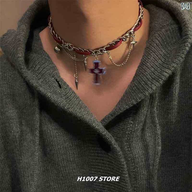 Y2K チョーカー　ネックレス　レディース メンズ ダーク レッドの クロス ショート ネックレス。 な Y2K サブカルチャー レザーチョーカー チェーンが レディース 首輪に 巻き付けられています。