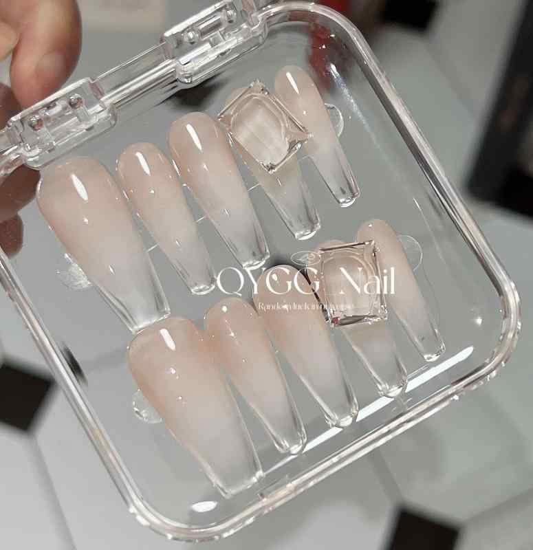 ネイル アート パッチ 沸騰 したお 湯で 作った な ネイル ヌードカラーの グラデーション ミルキーホワイトの ブラッシュ アイス 透明 感の ある ナチュラル ネイルアート ブライダル