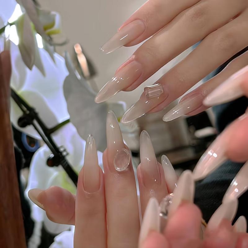 ネイル アート パッチ 美しい 白い 月光の クールな ネイルアート 乳 白色の ウェアラブル ネイル 2025 新年 スタイル 秋冬 結婚式 高度な ミディアムと ロング