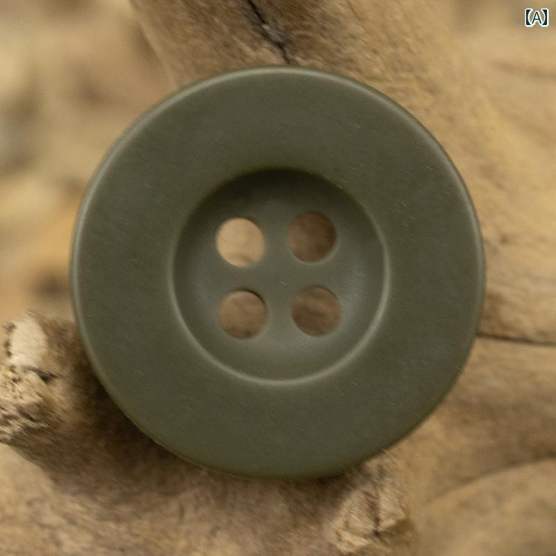 ボタン ラウンド アクセサリー つばの 広い オフ ホワイトの 作業着 樹脂 ボタン コーヒー 色の カーキ色の カジュアル パンツの 黒の セーターの