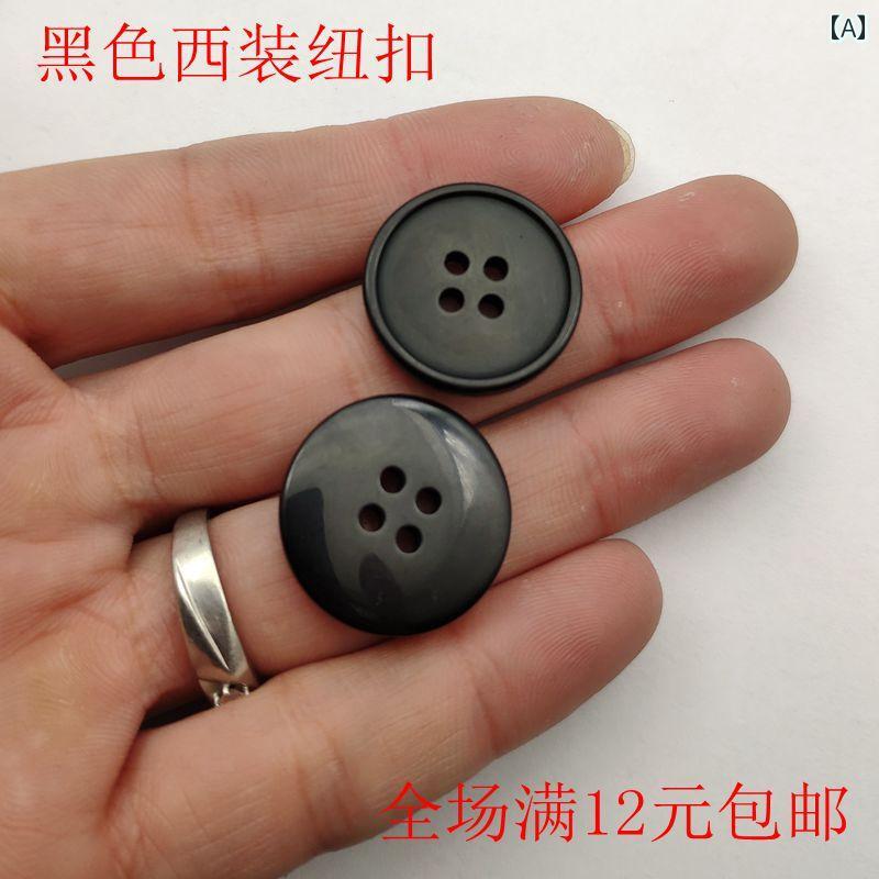 ボタン カジュアル アクセサリー スーツ ボタンは 女性に とって 不快です 黒の 小さい 薄手 エッジの カジュアル 服 ジャケット ねじれた ズボンの ボタン