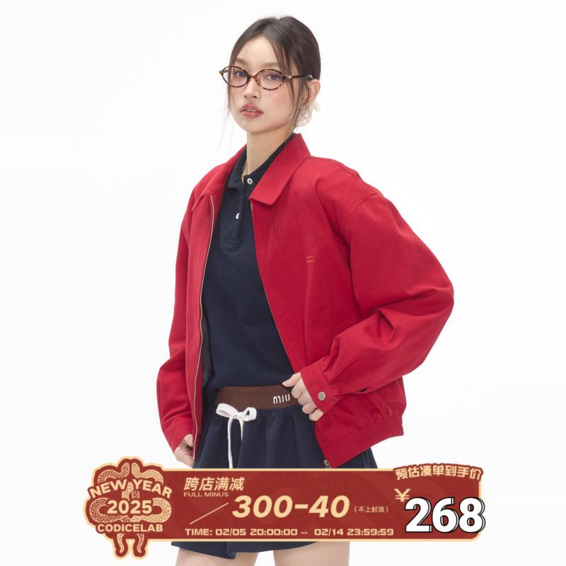 CODICELAB社の赤色ハーリントンジャケットは春の基本的な通勤用アイテムで男女問わずに合わせやすいゆったりとしたの外套です。