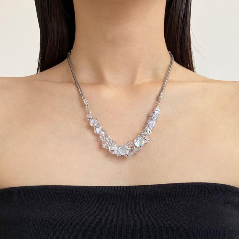ネックレス 女性用 蛇骨チェーン 金属 水晶 ジルコニア きらめき 高級感 ファッション デザイン 日常使い 鎖骨ライン 軽量 細身 スタイリッシュ 多用途