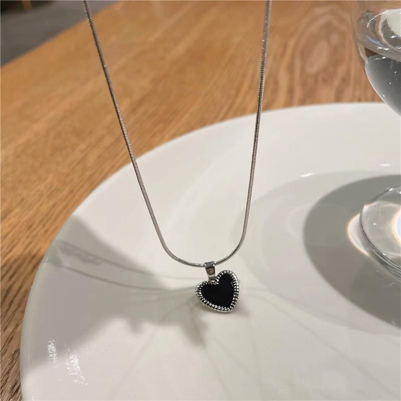 ネックレス 女性用 ブラック ハートモチーフ 鎖骨チェーン スネークチェーン シンプル デザイン 気質 小众 スタイリッシュ 百搭 トレンド