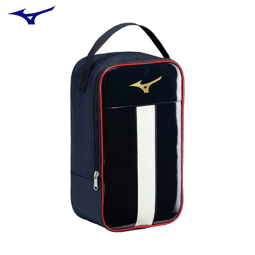シーズンカラーのシューズケース 【メーカー】ミズノ 【商品名】シューズケース 【品番】1FJKD30086 【カラー】ネイビー×レッド 【素材】 合成皮革（PUエナメル）、ポリエステル（裏加工PU） 【サイズ】L18×W12×H32cm　