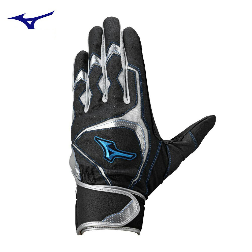 ミズノ・ウィルドライブブルーのバッティンググローブ。 ボールを的確に捕らえる為に！素手感覚の装着性を！『感じるCONTROLモデル』 【メーカー】ミズノ 【商品名】ウィルドライブ ブルー【両手用】[ジュニア] 【品番】1EJEY295 【カラー】ブラック×シルバー×シルバー（09） 【素材】平側素材：合成皮革、甲側素材：合成皮革、合成繊維 【サイズ】JS（16〜17cm）、JM（18〜19cm）、JL（20〜21cm） ■『感じるCONTROLモデル／素手感覚の装着性の実現』グリップ時の手甲・指部への圧力を分析し、握り込んだ際にテンションのかかる箇所に伸縮素材を配置、ソフトな装着性を実現させます ■スイング時の手首の可動を意識させる為の柔らかな装着性を実現させる『ウレタンベルト』採用（手首部） ■洗って清潔に保つことができます。　