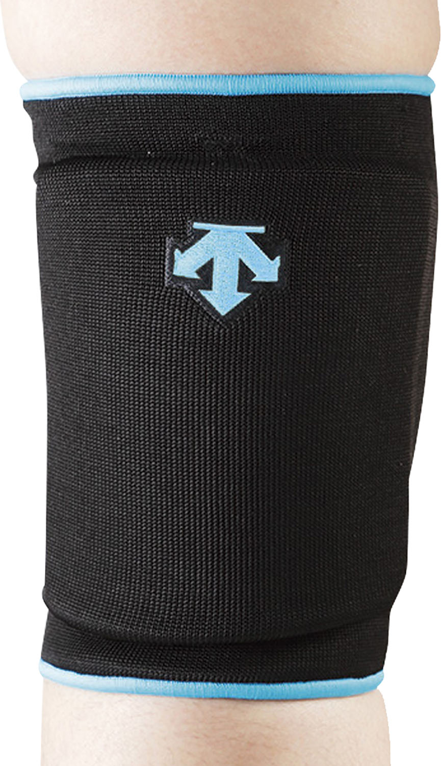 縦伸びストレッチで動きやすい膝用パッドです。パッドに関しては薄型EVAパッドで屈伸の動きをさまたげない特徴があります。また、縦のストレッチが効くことにより、曲げやすく動きやすい特徴があります。パッドに通気孔があるので、暑い時期にもムレにくく快適に使用できます。(旧品番:DVB-8601B)。 【メーカー】デサント 【商品名】ニーパツド 【品番】DVB-8601C 【カラー】ブラック×Pブルー 【素材】本体/レーヨン・ポリエステル・ポリウレタン・ナイロン、パッド/EVA(10mm)