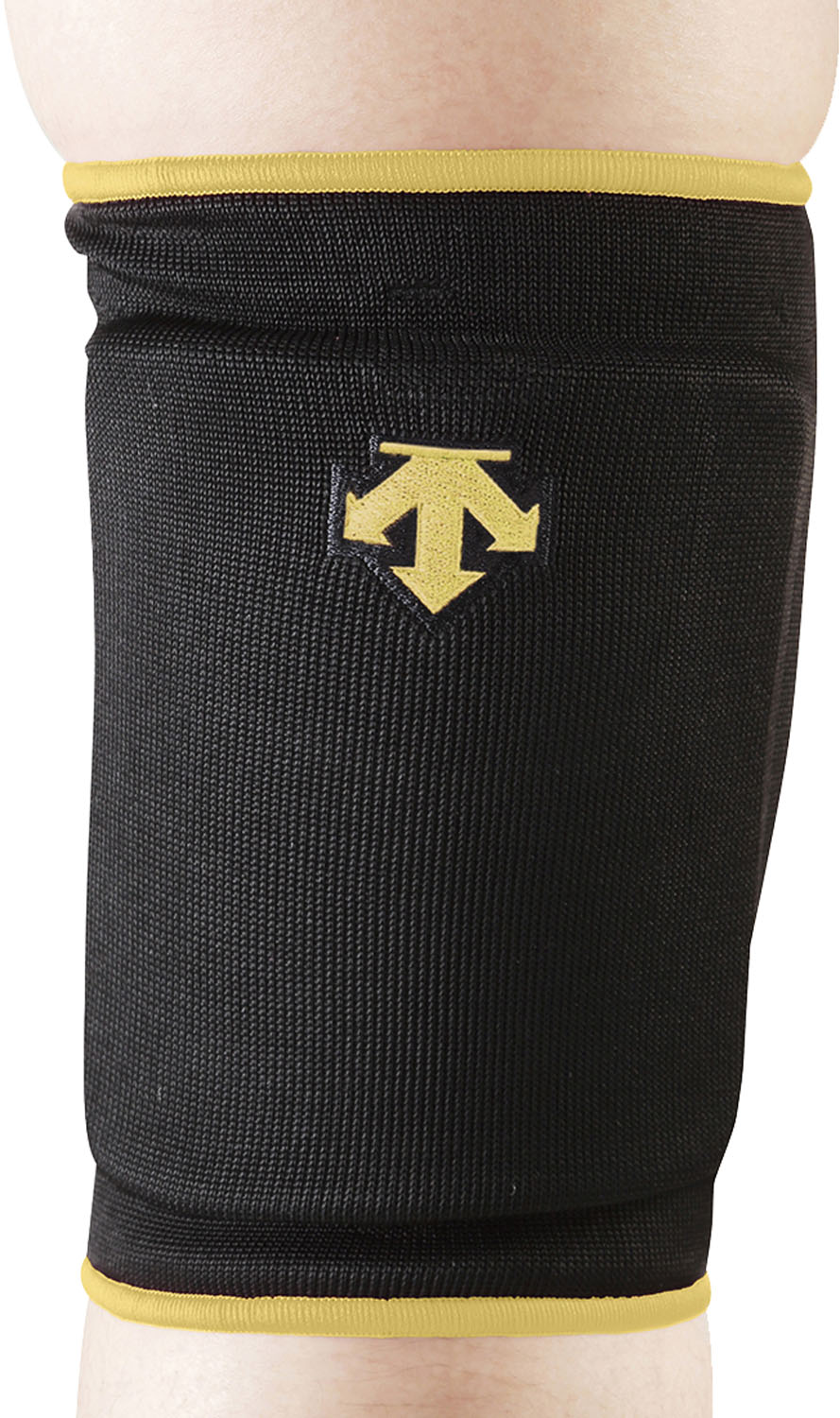 縦伸びストレッチで動きやすい膝用パッドです。パッドに関しては薄型EVAパッドで屈伸の動きをさまたげない特徴があります。また、縦のストレッチが効くことにより、曲げやすく動きやすい特徴があります。パッドに通気孔があるので、暑い時期にもムレにくく快適に使用できます。(旧品番:DVB-8601B)。 【メーカー】デサント 【商品名】ニーパツド 【品番】DVB-8601C 【カラー】ブラック×ゴールド 【素材】本体/レーヨン・ポリエステル・ポリウレタン・ナイロン、パッド/EVA(10mm)