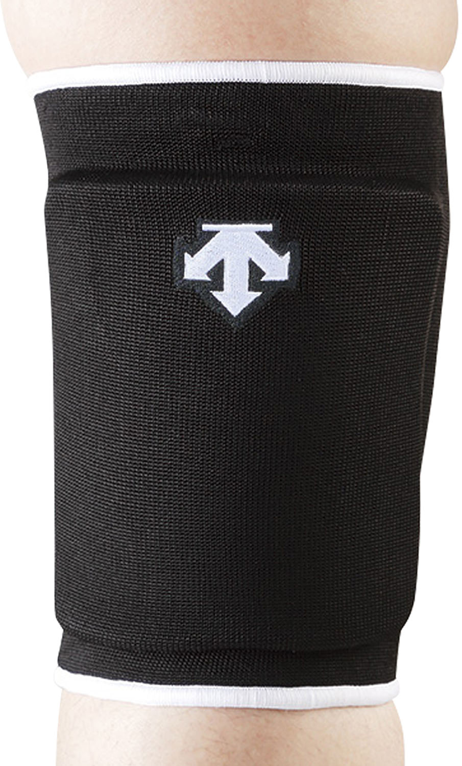 縦伸びストレッチで動きやすい膝用パッドです。パッドに関しては薄型EVAパッドで屈伸の動きをさまたげない特徴があります。また、縦のストレッチが効くことにより、曲げやすく動きやすい特徴があります。パッドに通気孔があるので、暑い時期にもムレにくく快適に使用できます。(旧品番:DVB-8601B)。 【メーカー】デサント 【商品名】ニーパツド 【品番】DVB-8601C 【カラー】ブラック×ホワイト 【素材】本体/レーヨン・ポリエステル・ポリウレタン・ナイロン、パッド/EVA(10mm)