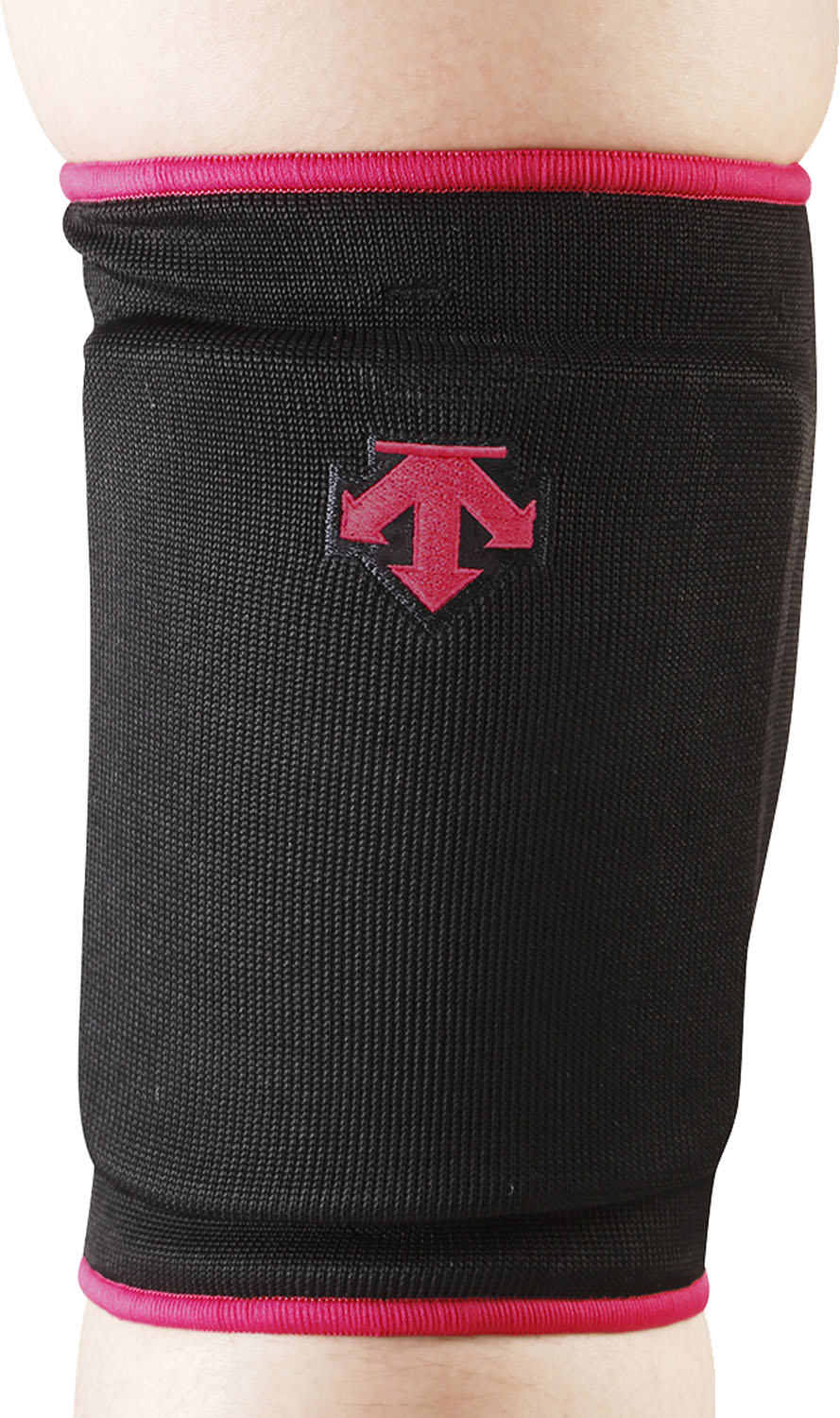 縦伸びストレッチで動きやすい膝用パッドです。パッドに関しては薄型EVAパッドで屈伸の動きをさまたげない特徴があります。また、縦のストレッチが効くことにより、曲げやすく動きやすい特徴があります。パッドに通気孔があるので、暑い時期にもムレにくく快適に使用できます。(旧品番:DVB-8601B)。 【メーカー】デサント 【商品名】ニーパツド 【品番】DVB-8601C 【カラー】ブラック×マゼンタ 【素材】本体/レーヨン・ポリエステル・ポリウレタン・ナイロン、パッド/EVA(10mm)