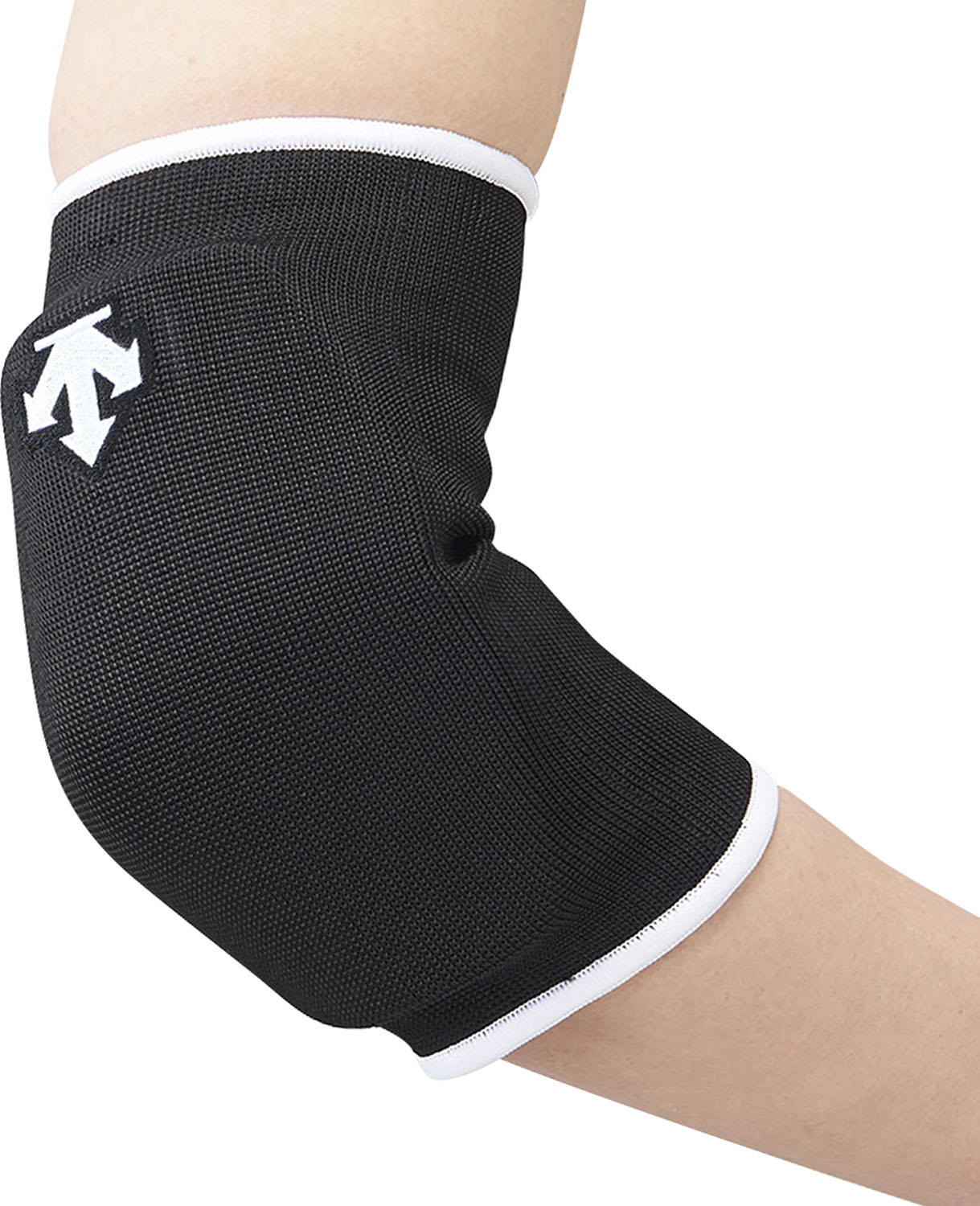 縦伸びストレッチで動きやすい肘用パッドです。パッドに関しては薄型EVAパッドで屈伸の動きをさまたげない特徴があります。また、縦のストレッチが効くことにより、曲げやすく動きやすい特徴があります。パッドに通気孔があるので、暑い時期にもムレにくく快適に使用できます。製品のスピリットマークを変更しています。(旧品番:DVB-8710B)。 【メーカー】デサント 【商品名】エルボーパツド 【品番】DVB-8710C 【カラー】ブラック×ホワイト 【素材】本体/レーヨン・ポリエステル・ポリウレタン・ナイロン、パッド/EVA(10mm)