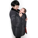 【日本製】和モダンシリーズ わた入れはんてん（袢天/半纏） ねんねこはんてん　987 赤ちゃんを抱っこしたまま着用できる「ねんねこ半纏」が待望の復活。 抱っこでも、おんぶでも着用でき、 赤ちゃんの冷える手足まですっぽりと優しく包みます。日本製。 「ねんねこはんてん」とは 昔は、ねんねこ半纏を着て、寒さから赤ちゃんを守っていました。 現代では、探してもなかなか手に入らないと問い合わせが増加。 通常のわた入れはんてんとは仕様が異なり、 手間がかかる為、ネット限定での販売です。 そざい・いろ・かたちをちょっとモダンにした和モダンシリーズの商品です。 黒 別珍衿 赤ちゃんにも触れる衿元には、貫八綾織りの黒別珍を使用。 汚れが付きにくく、柔らかな肌ざわり。 和木綿「都鳥 - みやこどり -」 和木綿「都鳥（みやこどり）」は、 ドビー織りで刺子風の織組織を作り、生地に凸凹感を出しました。 配色や柄のバランスを吟味。美しく上品なテキスタイルに仕上げました。 （柄の出方は、裁断位置により異なります。） 綿100％ カラー 黒 商品詳細画像 サイズ　ねんねこ半纏型 身丈：85cm 裄(ゆき)丈：70cm 袖丈：40cm 袖幅：35cm 胸囲：140cm 袖口幅：34cm 重さ：約960g ※わた入れ商品は手でわたを足しながら手作業でとじておりますので、 サイズ・重さは目安としてお考え下さい。 同じ商品でも、足しわた等の加減で全体で±50g程度違う場合もございます。 全て当社の正規品です。着心地にこだわった手仕事ならではの為、ご了承下さい。 商品説明 和木綿の「都鳥（みやこどり）」を使用した「ねんねこはんてん」。 年齢・性別を問わず人気の都鳥の布地を使用し、 昔懐かしい「ねんねこはんてん」がネット販売限定で復活。 素材 表地：綿100％ 裏地：綿100％ 中わた：綿80％・ポリエステル20％ 仕様 わた入れねんねこ型（長袖） 四つ紐仕立て ポケット左のみ1個 ※袖口は、動きを妨げないように、通常の半纏よりも広い作りになっています。 ※裁断位置によって、柄の出方が異なる場合がございます。何卒、ご了承くださいませ。 注意事項（必ずご確認の上ご使用下さい） ・赤ちゃんの月齢や大きさによりましては、通常の半纏同様に羽織ると、ねんねこ半纏から顔が出ない場合もございます。安全のため、必ずお子様のお顔が見える状態でお使い下さい。 ・衿ぐりは、通常の半纏よりも大きい仕様となっております。衿元をご着用される方と赤ちゃんが出るサイズに調整し、ご着用下さい。 ・おんぶ紐または抱っこ紐で、赤ちゃんを固定してから、ご着用下さい。 ・赤ちゃんはできるだけ高い位置で、おんぶまたは抱っこして下さい。ご着用される方の首周りに、お子さまの頭があるのが理想です。 ・腰で固定するタイプのおんぶ紐の場合は、赤ちゃんがねんねこ半纏に埋もれてしまう恐れがあるので、おんぶでの使用はできません。 model 商品写真の女性モデルは身長163cm、9号です。 商品写真のこどもモデル（2歳2か月）は身長86cm、体重12kgです。
