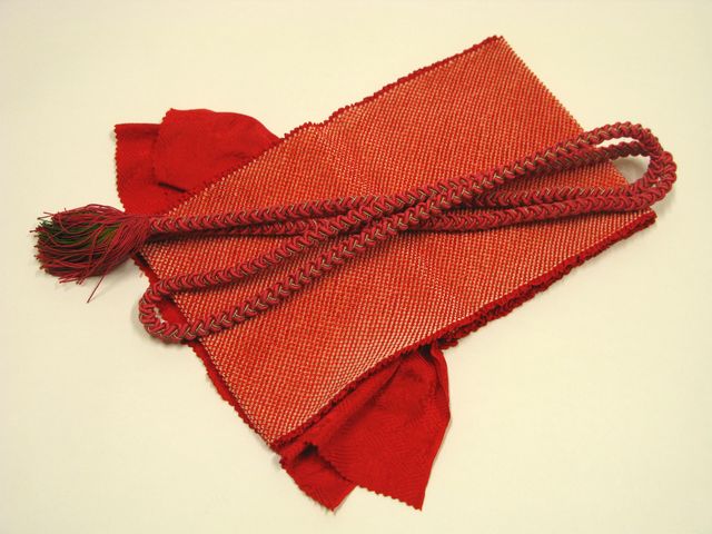 商品名 正絹 帯揚げ帯締めセット／赤・薔薇色 コメント 正絹の振袖用、帯揚げ帯締めです。帯揚げ、帯締めは着物姿のほんの一部ですが重要なポイントになります。ちらりと見える部分だからこそ、凝りたい小物のお洒落。絞りの帯揚げに、金糸と組み込んだボリューム感のある帯締めが、より振袖を華やかに引き立ててくれます。もっと豪華に装うなら、ブローチやチャーム・髪飾りなどを付けて、自分なりの表情を楽しんで下さい♪　　　 概要 帯揚げ（赤／絞り） [素材]　正絹　 [寸法]　128.0×19.0cm 帯締め（丸組／薔薇色・金） [素材]　正絹　 [寸法]　170.5×1.0cm [状態]　帯締めに使用感が感じられますが、使用に問題のあるものではなく、まだ充分ご使用いただけます。【みよし質屋】　正絹帯揚げ帯締めセット／赤・薔薇色 はじめまして、こんにちは。当店の出品商品を御覧戴き、誠に有難うございます。今回、この商品を含め、貴金属・ブランド品を出品させて戴いてますが、すべて正真正銘の正規品です。質みよしは、創業84年の信用と確かな鑑定で新品・中古品をお安く販売しております。どうぞ安心してご検討下さいませ。