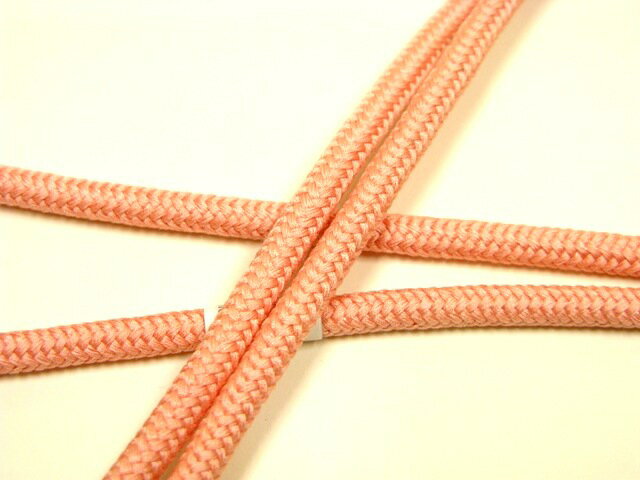 商品名 正絹　帯締め／薄ピンク／丸組 コメント 正絹の帯締めです。ひとつの帯につき、いくつか合わせる帯締めがあると、着こなしの幅がぐんと広がりますよ！体の中心に入る挿し色ですから、それによって全体の印象が変わってきます。小物で遊ぶのって、とっても楽しいものです。装いのバリエーションも増えるので、自分なりの表情を楽しんで下さい♪ 概要 帯締め（薄ピンク／丸組）　 【素材】　正絹　 【寸法】　約165.0cm 【備考】京都和装組紐元卸協同組合(中国製) 【状態】　新品 〇丸組の帯締めになります。 ※他にも帯揚げ、帯締めがございます。【みよし質屋】正絹　帯締め／薄ピンク／丸組 はじめまして、こんにちは。当店の出品商品を御覧戴き、誠に有難うございます。 今回、この商品を含め、貴金属・ブランド品を出品させて戴いてますが、すべて正真正銘の正規品です。質みよしは創業85年の信用と確かな鑑定で新品・中古品をお安く販売しております。どうぞ安心してご検討下さいませ。