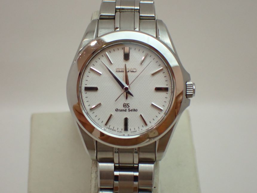 商品名 グランドセイコー　レディース　4J51-OABO／腕時計／ 精工手表 仕様 【型番】4J51-OABO 【素材】ステンレススチール 【文字盤】白 【ムーブメント】クォーツ式 【サイズ】 ●直径29mm(リューズは除く) ●腕周り：約16cm 【重さ】64.8g 【状態】 微細キズがございます。 【付属品】 コメント【みよし質屋】グランドセイコー　レディース　4J51-OABO／腕時計 はじめまして、こんにちは。当店の出品商品を御覧戴き、誠に有難うございます。今回、この商品を含め、貴金属・ブランド品を出品させて戴いてますが、すべて正真正銘の正規品です。質みよしは創業84年の信用と確かな鑑定で新品・中古品をお安く販売しております。どうぞ安心してご検討下さいませ。