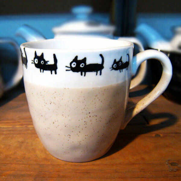 猫の家族 マグカップ ベージュ黒 ティーカップ せともの 食器 コーヒーカップ お茶 緑茶 元 ネコの家族 ねこの家族 黒猫 【20251121】