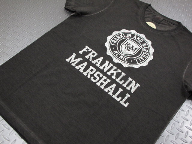 FRANKLIN＆MARSHALL/フランクリンアンドマーシャルT-SHIRT JERSEY ROUND NECK SHORTエンブレムロゴ プリントTシャツ BLACK(ブラック)/TSMF188ANS17