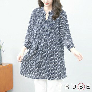 TRUBE【M〜L】ラインストーン付きバンドカラーブラウス(C31-137)トップス　デイリーファッション 普段着 おしゃれ着（ブラウス単品の価格です）ミセス ミセスファッション 大人可愛い 30代 40代 50代 60代　若見え　洋服　婦人服　可愛い服　春先のサムネイル
