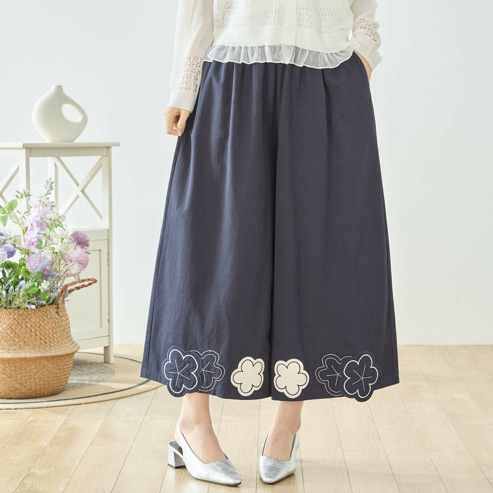 乐天商城 - new春服【即日発送】TRUBE【M~L】フラワーアップリケヘムワイドパンツ(N52-170A)ウエストはゴム仕様　 普段着 おしゃれ着　（パンツ単品）ゆったり　ミセスファッション 大人可愛い 30代 40代 50代 60代　若見え　洋服　婦人服　可愛い服　ミユキドレス