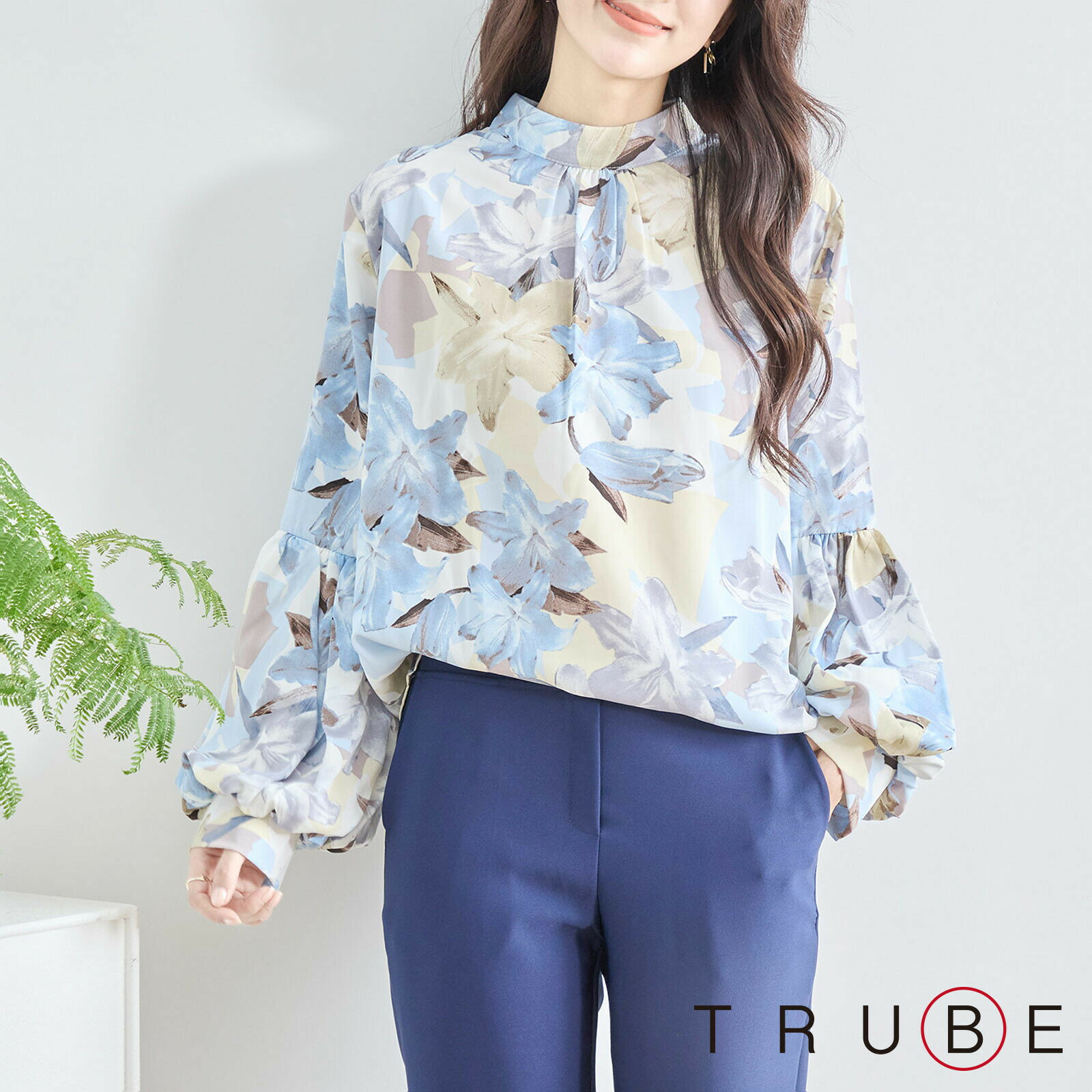 TRUBE【L〜LL】パフスリーブフラワー柄トップス（C31-1600）デイリーファッション 普段着 おしゃれ着（ブラウス単品の価格）ミセスファッション 大人可愛い 30代 40代 50代 60代　若見え　洋服　婦人服　可愛い服　秋冬　長袖【　春先・秋冬】のサムネイル