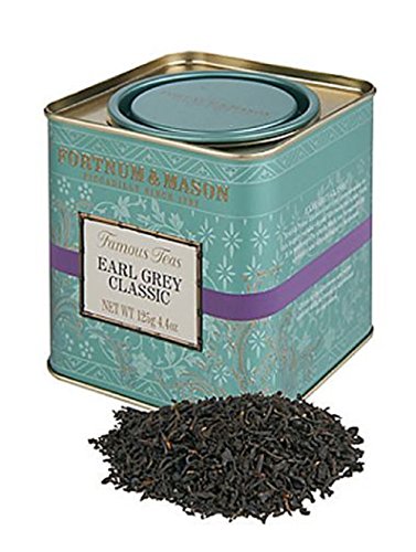 ◆商品名：フォートナム アンド メイソン FORTNUM AND MASON 紅茶 ティー 茶葉 (アールグレイクラシック 125g) フォートナム アンド メイソン　紅茶各種 原産国 中国・スリランカ(セイロン)産 内容量 125g 19世紀初頭の英国首相グレイ伯爵にちなんでその名がつけられました。グレイ伯爵は、ベルガモットオイルで香り付けをすると、一杯の紅茶がすばらしく爽やかになると信じており、毎日午後になると、ミルクもレモンも入れず、トップノートの香りを楽しむためにいれたてを楽しんでいたそうです ヴィクトリア女王の時代以降、数多くのロイヤルワラント（王室御用達の称号）の栄誉を受け続けてきたその類まれなる優れた品質とサービスは、今なお英国の誇りとして受け継がれています。