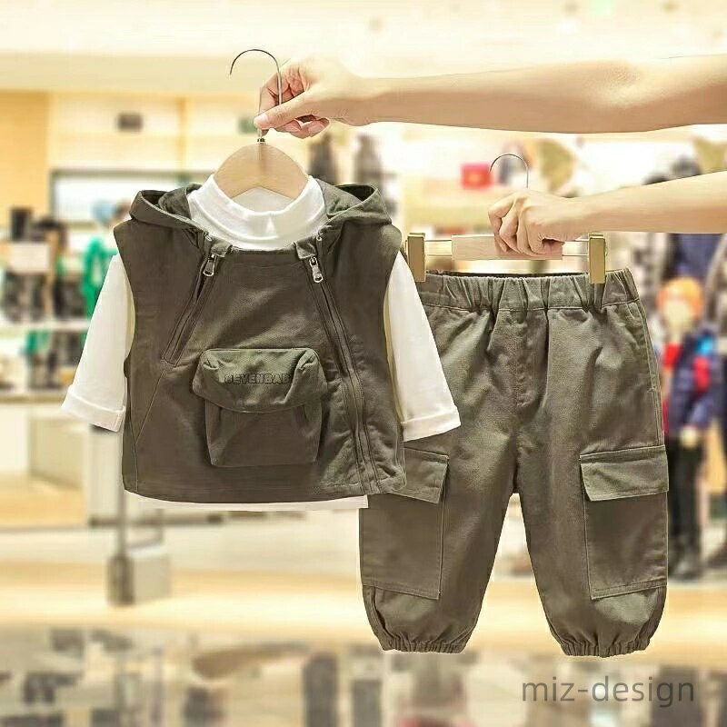 商品説明素材綿、他 カラー A ブラウン B ?グリーン C ブラック サイズ サイズ(cm): 80着丈約36、バスト約52、ズボン丈約48、おすすめ身長70-80cm 90着丈約38、バスト約56、ズボン丈約52、おすすめ身長80-90cm 100着丈約40、バスト約58、ズボン丈約56、おすすめ身長90-100cm 110着丈約42、バスト約62、ズボン丈約60、おすすめ身長100-110cm 120着丈約44、バスト約66、ズボン丈約64、おすすめ身長110-120cm 130着丈約46、バスト約70、ズボン丈約68、おすすめ身長120-130cm 140着丈約48、バスト約74、ズボン丈約72、おすすめ身長130-140cm ※計測に付きましては手測りとなりますので 若干の誤差はご了承ください 注意1.こちらは海外輸入品です2.モニターの都合上、掲載写真と実際の色が異なる場合がございます。 3.生地の特性上、やや匂いが強く感じられるものもございます。 4.機械による生産の為、生地の継ぎ目の若干のズレやほつれなど、形やサイズに多少の誤差が生じる場合がございます。また、混紡繊維によって生地の織りに他繊維が混紡している場合もございますが品質上の問題はございません。 5.サイズ詳細等の測り方はスタッフ間で統一、徹底はしておりますが、実寸は商品によって若干の誤差(3cm〜5cm )がある場合がございますので、予めご了承ください。 6.同じ商品でも“生産時期”や“カラー“により形やサイズに多少の“誤差“が生じる場合もございます。詳しくは商品画像や実寸サイズにてご確認くださいませ。 7.簡易梱包封筒に入れただけの梱包で、輸送により商品到着後、包装や商品説明がしわつく場合があります。 8.こちらは海外輸入品になりますので、多少の細かな汚れやシワ糸のほつれなどがらある場合がございます。 その他 大量受注（数十着〜数百着単位）もお受け致しますので、詳しい在庫状況?納期状況など1度ご連絡下さい。