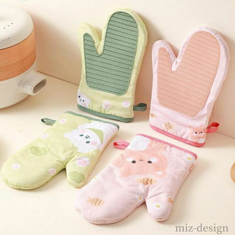 [2枚セット] 耐熱 オーブンミトン 鍋つかみ あつ鍋つかみ 耐熱グローブ オーブングローブ やけど防止 滑り止め 布 柔軟 吊り下げ キッチン手袋 電子レンジ オーブン バーベキュー BBQ 鍋料理 調理用手袋 可愛い おしゃれ料理を作る時に手の皮膚を火傷、凍傷から守ることができます。"商品仕様：サイズ：約17.5*27.5cm、素材：シリカゲル+綿+綾織 重量：約140g(2個セット)、耐熱温度：260℃、パッケージ内容：耐熱ミトン *2。※注意：耐熱温度が高い（絶対に手が熱くならない、というわけではないので、その点は注意して使用しましょう。）耐久性・空間節約：鍋つかみは布製ですから、内側の肌触りが柔らかく、ミトンの厚さはちょうど良いので、物を掴むさいに変な力を入れる必要もありません、つかんだ感覚が鈍らなくて安心感アップします。環境に優しい布製品ですから、柔らかい素材で作られ、形状も単純で崩れ難くて、長年でも使い続けられます。使わない時は吊り下げ用のストラップが付いているので、S字フックなどに吊るしておくことですぐに使用できます。良いサイズ： 鍋つかみは多数の女性の手にも合いやすいサイズによって作られ、熱々のお鍋だけでなく、レンジからのお皿、及びグラタン皿などの持ち運びもスムーズに行えます。料理好きの者にとって不可欠なキッチン用品です。耐熱性： 耐熱温度260℃があり、安全なキッチンで大変役に立つパートナーとなられます。 熱いものでも熱くならずに掴めます。オーブンやパン焼き容器をつかんでも大丈夫。オーブンから熱々の鉄板を出し入れするくらいなら全然平気で、耐熱はバッチリです。お菓子作りする人にオススメです。実用性抜群： 料理を作る時に手の皮膚を火傷、凍傷から守ることができます。蒸し料理・グリル・レンジ・オーブン・パン焼き容器・アウトドアのバーベキューなどの場合に適用し、ケーキ店、ペン店、食品工場はもちろん、焙煎愛好者のご使用にもオススメです。お母親と奥さんに与えられるの贈り物です。"2当店は他の店舗と在庫を共有し、商品の販売をおこなうとおりますため、ご注文をいただいた商品が在庫切れの状態になっている可能性をご承知おきください。通常の商品は発送まで約5日間を予想しておりますが、発送前には全ての商品を精密に検査いたしますが、万一商品の汚損・破損・故障や在庫不足の状況が発生した場合は、当店より3営業日以内に電話または電子メールにてご連絡いたします。その際はご不便をおかけいたしますが、ご了承のほどよろしくお願いいたします。[2枚セット] 耐熱 オーブンミトン 鍋つかみ あつ鍋つかみ 耐熱グローブ オーブングローブ やけど防止 滑り止め 布 柔軟 吊り下げ キッチン手袋 電子レンジ オーブン バーベキュー BBQ 鍋料理 調理用手袋 可愛い おしゃれ料理を作る時に手の皮膚を火傷、凍傷から守ることができます。"商品仕様：サイズ：約17.5*27.5cm、素材：シリカゲル+綿+綾織 重量：約140g(2個セット)、耐熱温度：260℃、パッケージ内容：耐熱ミトン *2。※注意：耐熱温度が高い（絶対に手が熱くならない、というわけではないので、その点は注意して使用しましょう。）耐久性・空間節約：鍋つかみは布製ですから、内側の肌触りが柔らかく、ミトンの厚さはちょうど良いので、物を掴むさいに変な力を入れる必要もありません、つかんだ感覚が鈍らなくて安心感アップします。環境に優しい布製品ですから、柔らかい素材で作られ、形状も単純で崩れ難くて、長年でも使い続けられます。使わない時は吊り下げ用のストラップが付いているので、S字フックなどに吊るしておくことですぐに使用できます。良いサイズ： 鍋つかみは多数の女性の手にも合いやすいサイズによって作られ、熱々のお鍋だけでなく、レンジからのお皿、及びグラタン皿などの持ち運びもスムーズに行えます。料理好きの者にとって不可欠なキッチン用品です。耐熱性： 耐熱温度260℃があり、安全なキッチンで大変役に立つパートナーとなられます。 熱いものでも熱くならずに掴めます。オーブンやパン焼き容器をつかんでも大丈夫。オーブンから熱々の鉄板を出し入れするくらいなら全然平気で、耐熱はバッチリです。お菓子作りする人にオススメです。実用性抜群： 料理を作る時に手の皮膚を火傷、凍傷から守ることができます。蒸し料理・グリル・レンジ・オーブン・パン焼き容器・アウトドアのバーベキューなどの場合に適用し、ケーキ店、ペン店、食品工場はもちろん、焙煎愛好者のご使用にもオススメです。お母親と奥さんに与えられるの贈り物です。"2当店は他の店舗と在庫を共有し、商品の販売をおこなうとおりますため、ご注文をいただいた商品が在庫切れの状態になっている可能性をご承知おきください。通常の商品は発送まで約5日間を予想しておりますが、発送前には全ての商品を精密に検査いたしますが、万一商品の汚損、破損、故障や在庫不足の状況が発生した場合は、当店より3営業日以内に電話または電子メールにてご連絡いたします。その際はご不便をおかけいたしますが、ご了承のほどよろしくお願いいたします。[2枚セット] 耐熱 オーブンミトン 鍋つかみ あつ鍋つかみ 耐熱グローブ オーブングローブ やけど防止 滑り止め 布 柔軟 吊り下げ キッチン手袋 電子レンジ オーブン バーベキュー BBQ 鍋料理 調理用手袋 可愛い おしゃれ料理を作る時に手の皮膚を火傷、凍傷から守ることができます。"商品仕様：サイズ：約17.5*27.5cm、素材：シリカゲル+綿+綾織 重量：約140g(2個セット)、耐熱温度：260℃、パッケージ内容：耐熱ミトン *2。※注意：耐熱温度が高い（絶対に手が熱くならない、というわけではないので、その点は注意して使用しましょう。）耐久性・空間節約：鍋つかみは布製ですから、内側の肌触りが柔らかく、ミトンの厚さはちょうど良いので、物を掴むさいに変な力を入れる必要もありません、つかんだ感覚が鈍らなくて安心感アップします。環境に優しい布製品ですから、柔らかい素材で作られ、形状も単純で崩れ難くて、長年でも使い続けられます。使わない時は吊り下げ用のストラップが付いているので、S字フックなどに吊るしておくことですぐに使用できます。良いサイズ： 鍋つかみは多数の女性の手にも合いやすいサイズによって作られ、熱々のお鍋だけでなく、レンジからのお皿、及びグラタン皿などの持ち運びもスムーズに行えます。料理好きの者にとって不可欠なキッチン用品です。耐熱性： 耐熱温度260℃があり、安全なキッチンで大変役に立つパートナーとなられます。 熱いものでも熱くならずに掴めます。オーブンやパン焼き容器をつかんでも大丈夫。オーブンから熱々の鉄板を出し入れするくらいなら全然平気で、耐熱はバッチリです。お菓子作りする人にオススメです。実用性抜群： 料理を作る時に手の皮膚を火傷、凍傷から守ることができます。蒸し料理・グリル・レンジ・オーブン・パン焼き容器・アウトドアのバーベキューなどの場合に適用し、ケーキ店、ペン店、食品工場はもちろん、焙煎愛好者のご使用にもオススメです。お母親と奥さんに与えられるの贈り物です。"2当店は他の店舗と在庫を共有し、商品の販売をおこなうとおりますため、ご注文をいただいた商品が在庫切れの状態になっている可能性をご承知おきください。通常の商品は発送まで約5日間を予想しておりますが、発送前には全ての商品を精密に検査いたしますが、万一商品の汚損・破損・故障や在庫不足の状況が発生した場合は、当店より3営業日以内に電話または電子メールにてご連絡いたします。その際はご不便をおかけいたしますが、ご了承のほどよろしくお願いいたします。[2枚セット] 耐熱 オーブンミトン 鍋つかみ あつ鍋つかみ 耐熱グローブ オーブングローブ やけど防止 滑り止め 布 柔軟 吊り下げ キッチン手袋 電子レンジ オーブン バーベキュー BBQ 鍋料理 調理用手袋 可愛い おしゃれ料理を作る時に手の皮膚を火傷、凍傷から守ることができます。"商品仕様：サイズ：約17.5*27.5cm、素材：シリカゲル+綿+綾織 重量：約140g(2個セット)、耐熱温度：260℃、パッケージ内容：耐熱ミトン *2。※注意：耐熱温度が高い（絶対に手が熱くならない、というわけではないので、その点は注意して使用しましょう。）耐久性・空間節約：鍋つかみは布製ですから、内側の肌触りが柔らかく、ミトンの厚さはちょうど良いので、物を掴むさいに変な力を入れる必要もありません、つかんだ感覚が鈍らなくて安心感アップします。環境に優しい布製品ですから、柔らかい素材で作られ、形状も単純で崩れ難くて、長年でも使い続けられます。使わない時は吊り下げ用のストラップが付いているので、S字フックなどに吊るしておくことですぐに使用できます。良いサイズ： 鍋つかみは多数の女性の手にも合いやすいサイズによって作られ、熱々のお鍋だけでなく、レンジからのお皿、及びグラタン皿などの持ち運びもスムーズに行えます。料理好きの者にとって不可欠なキッチン用品です。耐熱性： 耐熱温度260℃があり、安全なキッチンで大変役に立つパートナーとなられます。 熱いものでも熱くならずに掴めます。オーブンやパン焼き容器をつかんでも大丈夫。オーブンから熱々の鉄板を出し入れするくらいなら全然平気で、耐熱はバッチリです。お菓子作りする人にオススメです。実用性抜群： 料理を作る時に手の皮膚を火傷、凍傷から守ることができます。蒸し料理・グリル・レンジ・オーブン・パン焼き容器・アウトドアのバーベキューなどの場合に適用し、ケーキ店、ペン店、食品工場はもちろん、焙煎愛好者のご使用にもオススメです。お母親と奥さんに与えられるの贈り物です。"2当店は他の店舗と在庫を共有し、商品の販売をおこなうとおりますため、ご注文をいただいた商品が在庫切れの状態になっている可能性をご承知おきください。通常の商品は発送まで約5日間を予想しておりますが、発送前には全ての商品を精密に検査いたしますが、万一商品の汚損、破損、故障や在庫不足の状況が発生した場合は、当店より3営業日以内に電話または電子メールにてご連絡いたします。その際はご不便をおかけいたしますが、ご了承のほどよろしくお願いいたします。