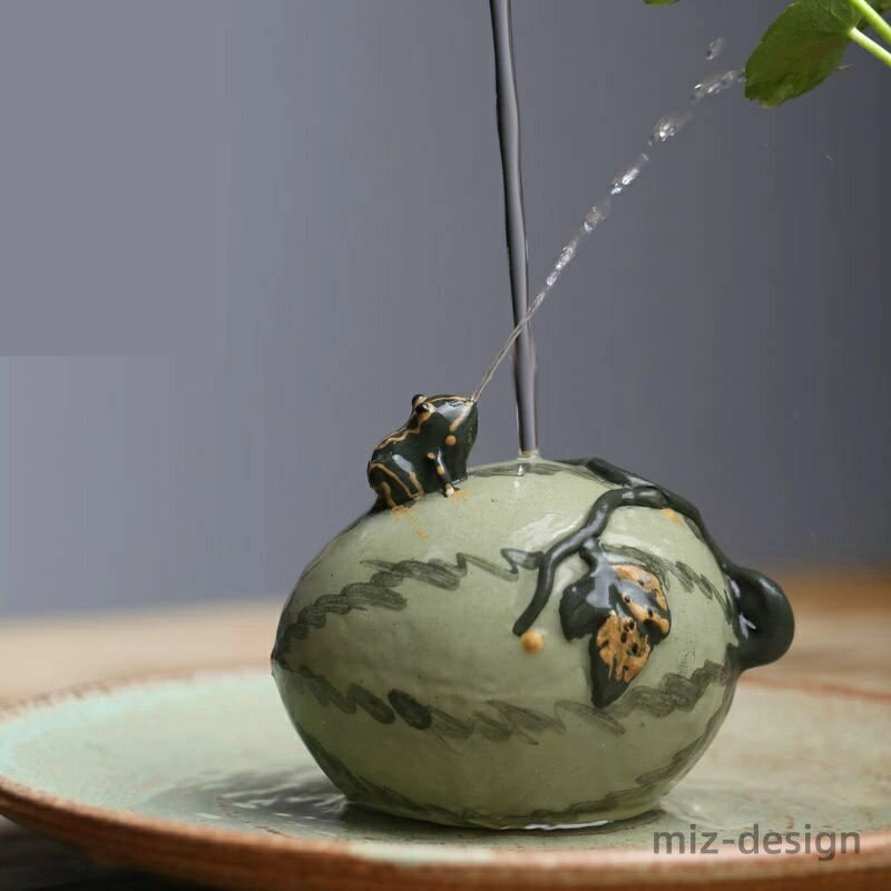 【送料無料】置物 茶玩 水を噴くカエル 紫砂 陶磁器 (スイカ)