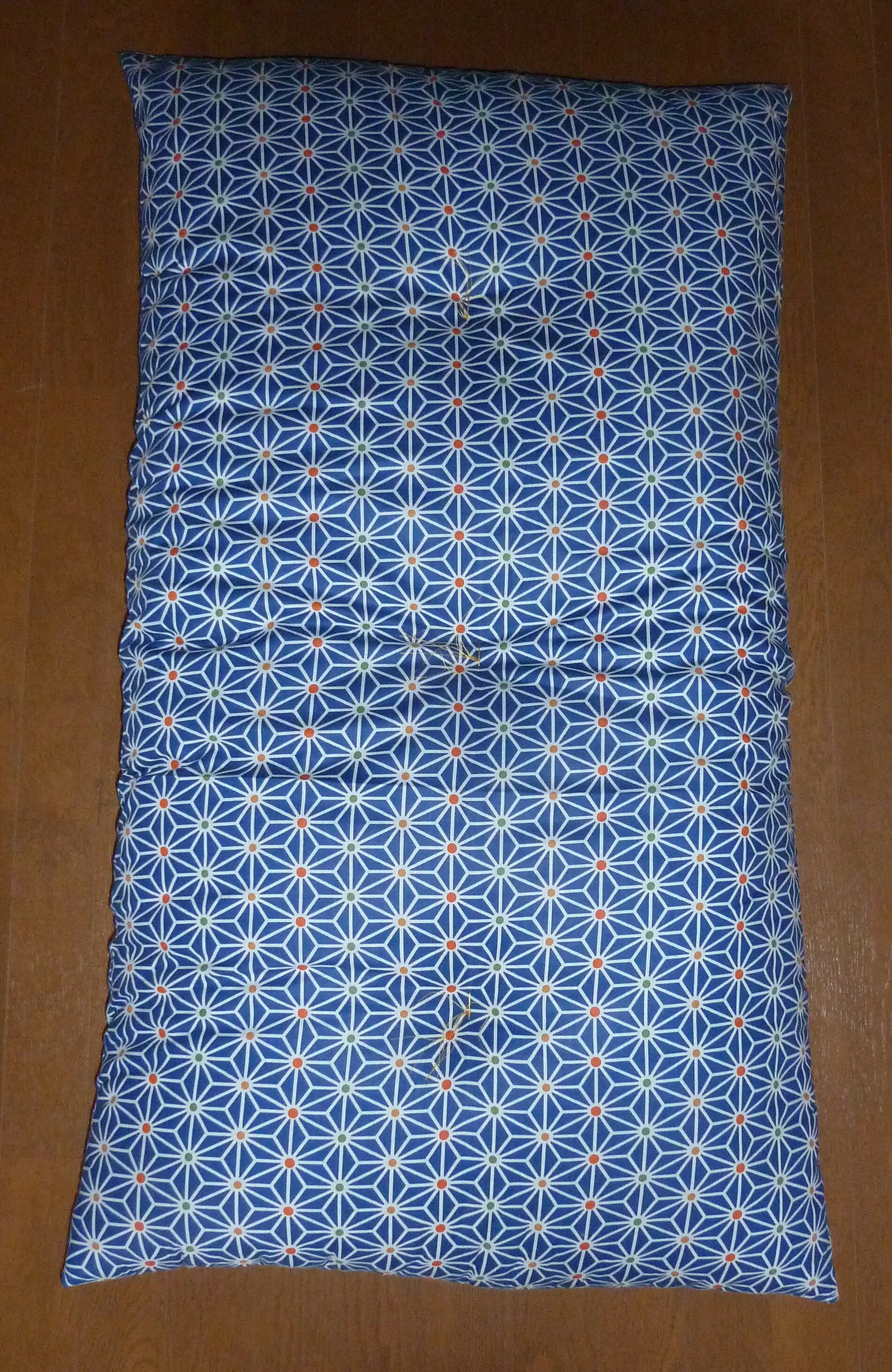 長座布団　120x68cm　ブルー麻の葉柄 へたりにくい