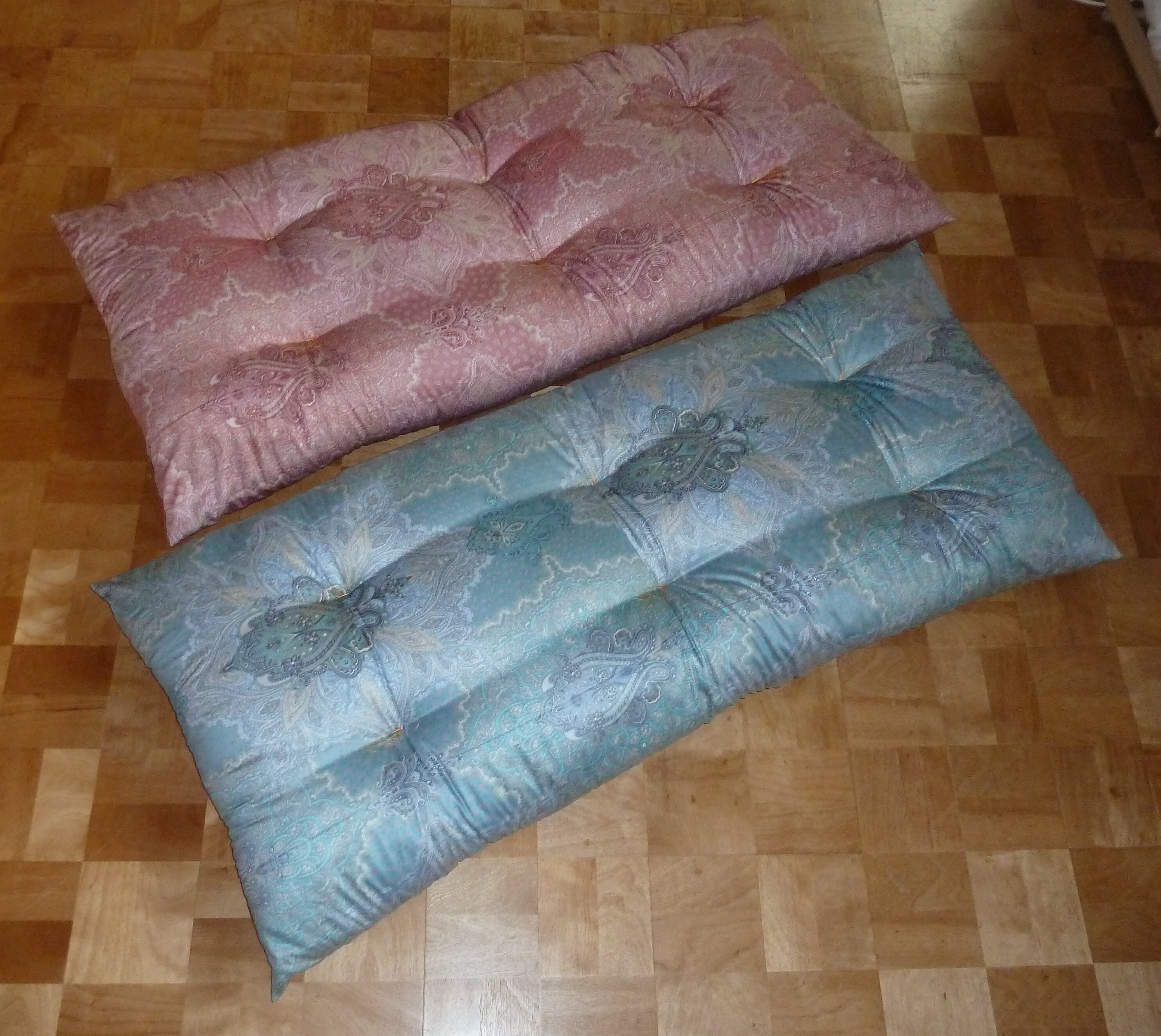 長座布団　150x68cm　ペイズリー柄（ピンク、ブルー）