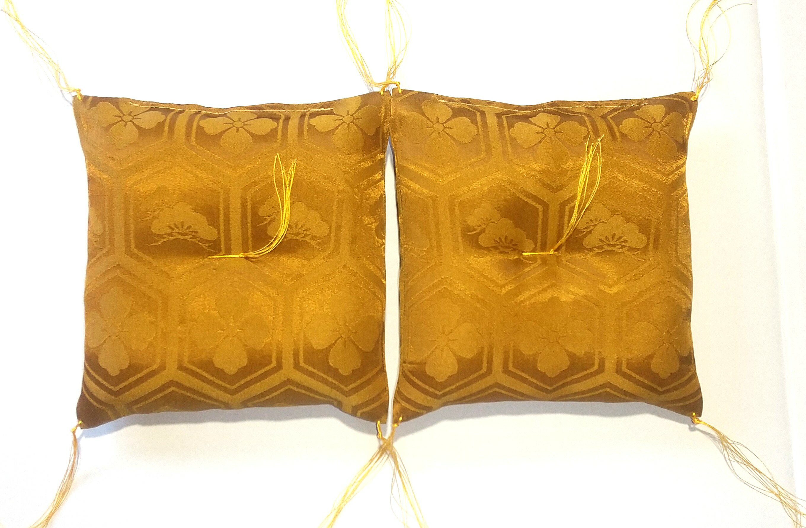 乐天商城 - 置物用座布団　2枚組セット　金茶色　亀甲柄　20cmx20cm　飾る座布団　ミニ座布団　小座布団　座卓足敷　金運　風水