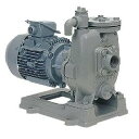 【型番】GS2-505-C1.5【規格】口径：50×50mm、出力：1.5kW、電源：三相200V【簡易説明】吐出量：0.22m3/minのとき全揚程：19.5m、吐出量：0.32m3/minのとき全揚程：14.5m【送料の目安】（税込み）　全国一律：1,100円　沖縄：3,300円※33,000円以上お買い上げの場合、送料無料です。※離島は別途中継料金が発生します。【出荷日の目安】　在庫有りの場合：当日もしくは翌営業日出荷　在庫無しの場合：生産仕上がり後出荷【代金引換】不可業者様向けに【御見積書】のご提出も致しております。お気軽にご相談ください。送料はご注文確認画面では0円と表示されますが、ご注文確定後にご連絡いたします。業者様向けに【御見積書】のご提出も致しております。お気軽にご相談ください。 【特長】 (1)自吸式ですから、フート弁不要で揚水の操作が簡単です。 (2)2極モータ仕様ポンプで、特に小型、軽量で据付面積を少なくできます。 (3)ポンプとモータが一体構造で芯出し不要です。 (4)配管を外さずに分解、組立が可能なBack Pull Out構造です。 (5)軸受はボールベアリングですから保守・点検が容易です。 (6)構造が簡単で振動・騒音を低くおさえております。 【仕様】 ＜揚液＞ ・液質：清水（pH5.8-8.6） ・液温：0-40℃（凍結なきこと） ＜材質＞ ・インペラ：FC（一部CAC406（BC6）又は樹脂） ・主軸：SUS304（接液部）、SUS403（5.5kW以上） ・ケーシング：FC ＜モータ＞ ・種類：開放防滴保護形（0.25kW）、全閉外扇屋外形（0.4kW以上、0.4Sは屋内設置） ・電源：単相100V（0.4kW以下のみ）、三相200V ・設置場所：屋内 ＜構造＞ ・インペラ：クローズ ・軸封：メカニカルシール（セラミック×カーボン） ・軸受：密封玉軸受 ・フランジ形状：専用弁座付フランジ（口径50mm以下吸込側）、専用フランジ（口径25・32mm吐出側）、JIS10Kうす形（上記以外のフランジ） ＜標準付属品＞ ・モータ：開放防滴保護形（0.25kW）、全閉外扇屋外形（0.4kW以上） ・ベース：鋳鉄製 ・呼水兼用手動排気弁：口径25、32mmを除く ・ストレーナ：樹脂製 ・相フランジ：1組（パッキン・ボルト・ナット付）