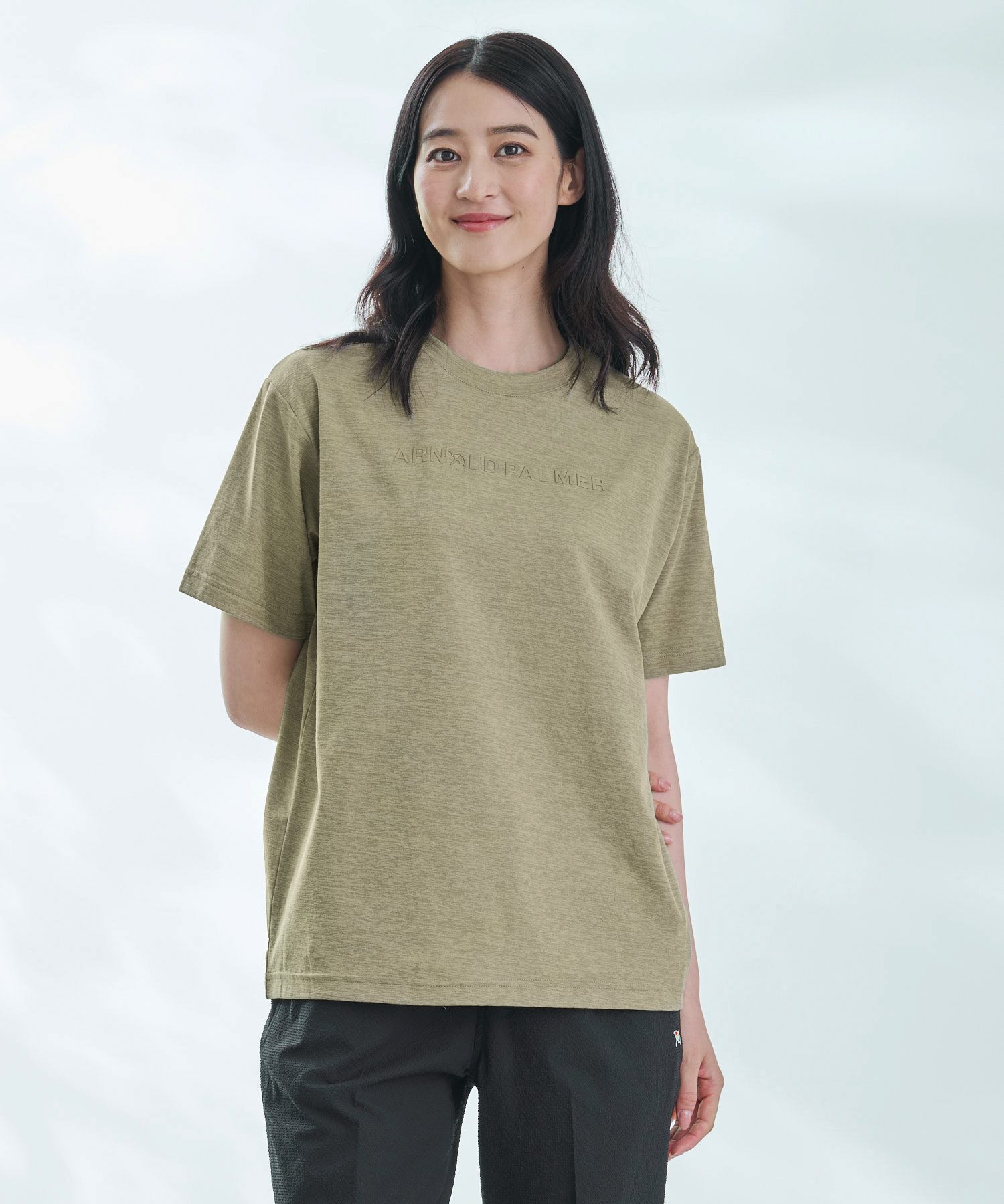【公式】 セール 20%OFF アーノルドパーマー タウン＆レジャー シェア ロゴTシャツ 男女兼用 レディース メンズ オフホワイト ブラック カーキ シンプル カジュアル 春 夏 ママ パパ 仕事 通勤 通学 公園 デイリー 速乾 快適 ロゴプリント 胸ポケット 家族 親子 25ss