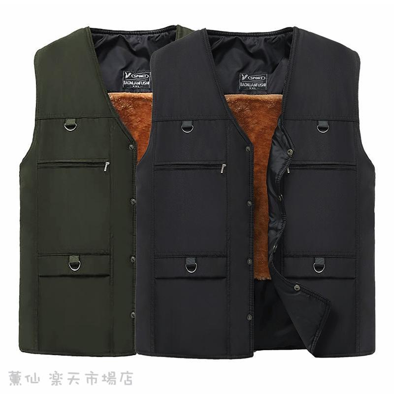 メーカー希望小売価格はメーカーカタログに基づいて掲載しています ベスト メンズ 暖かい インナーベスト 中綿ベスト 大きいサイズ 裏起毛 カジュアル アウトドア 中綿ジャケット シンプルインナーとしてもアウターとしても活躍する、中綿ベスト。防寒対策としてはもちろん、1枚あればロングシーズン重宝します。インナーを選ばないシンプルなノーカラーデザイン。両サイドのポケットがコーディネートのアクセントに。ボトムを選ばず、幅広いコーディネートが楽しめます。■素材:綿 ポリエステルなど■生産国:中国サイズ（cm）:（約）サイズ表にご参照してください素人採寸の為、2-3cm誤差をご容赦ください。注意:※サイズ表記は目安です。誤差はご了承ください。※生産の関係により写真と色、柄が若干異なる場合があります。※箱なし、簡単包装で発送になります。※商品は素材特有の匂いや接着剤等の匂いが残っている場合がございますので、気になるお客様はご購入をお控え下さい。ベスト メンズ 暖かい 中綿ベスト インナーベスト トップス 裏起毛 ルームウェア あったか 厚手 Vネック ビジネス 部屋着 防寒 保温 軽量 ベスト 暖かい 大きいサイズ 裏起毛