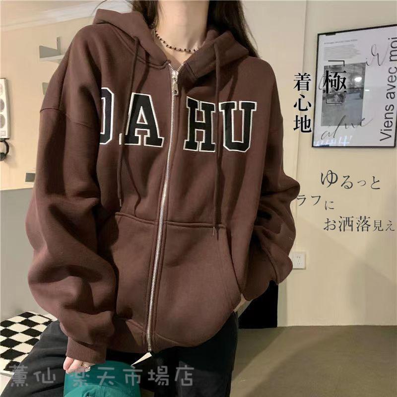 メーカー希望小売価格はメーカーカタログに基づいて掲載しています ■商品説明シンプルなデザインで長く使える定番アイテム。パンツにもスカートにも合う丈感でヘビロテ間違いなし！秋から冬のスイッチアイテムにおすすめの1枚。※記載サイズは個体差により多少の誤差が生じる場合がございます。※PC環境や撮影状況などの違いにより実際のお色とは若干異なる場合がございます。※製造工程の過程による、多少のほつれ、微小な縫製のずれなどがございます。パーカー レディース トップス 長袖 フード付き プルオーバー ゆったり 春秋コーデ おしゃれ 体型カバー シンプル カジュアル パーカー レディース 長袖
