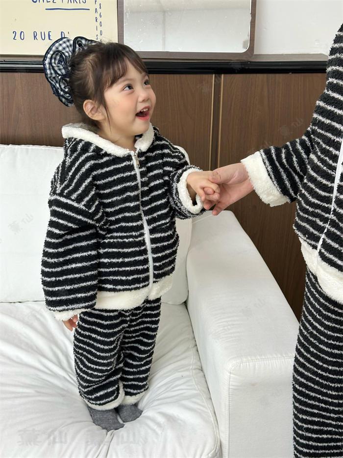 親子 パジャマ 冬 キッズ ルームウェア セットアップ 上下セット 2点セット 親子お揃い 秋冬 おしゃれ もこもこ ふわふわ 部屋着 あったか 子供服 防寒 厚手 保温 着る毛布 親子コーデ 長袖 前開きフード パンツ ボーダー 冬服 男の子 女の子 子供 ママ 可愛い 送料無料