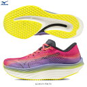 ■品番 J1GD2317 ■商品説明 MIZUNO ENERZY LITE+・カーボンプレートを搭載した、スピードシューズ。 ■素材 甲材：合成繊維（エンジニアードエアメッシュ） 底材：合成底 インソール：ノーマルインソール/取り外し不可 ■カラー ピンク×パープル(71) ※左右非対称 ■サイズ 24.5〜28.5cm 足幅：2E相当の方向け 質量：約180g(24.5cm片方) ■当社在庫商品