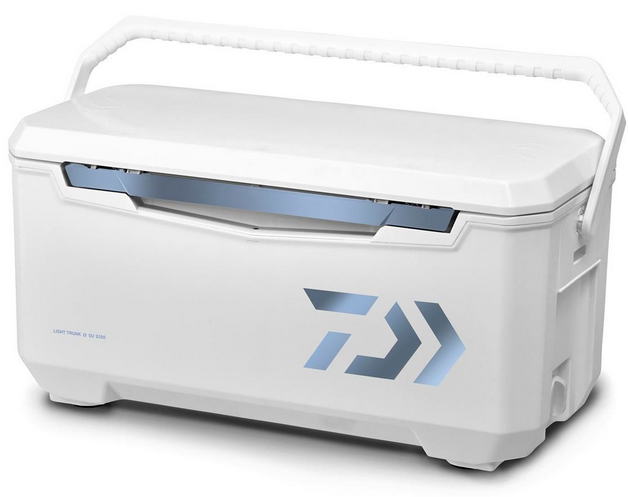容量(L) :32 自重（kg） :5.3 内寸（cm）:22×56.5×24.5 外寸（cm）:31.5×69×34 トランク型クーラー最軽量のライトトランクが、更に軽く、更に使いやすくなって新登場。 対象魚に合わせて選べる32リットルと24リットルの2サイズ ロングボディーで大型～中型魚までスッポリ収納（32L：内寸56.5cm、24L：内寸46.5cm） ダイワクーラー最軽量を実現（24L：4.0kg、32L：4.6kg） 軽いのに座れる頑丈ボディ 取り外し可能でお手入れ簡単な両開き上フタ 90度まわすだけで開閉簡単な水栓付き 用途に合わせて選べる断熱仕様（6面真空、1面真空、ウレタン、スチロール） 真空モデルは断熱層の隙間にウレタンを隅々まで充填